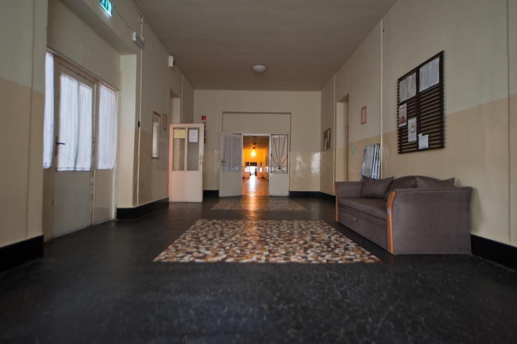 Mogyorodi Hostel Budapest Exteriör bild
